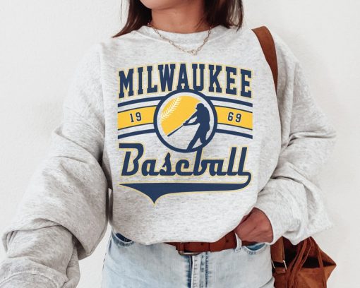 Vintage Milwaukee Brewer Crewneck Sweatshirt / T-Shirt, Brewers EST 1969 Sweatshirt, Milwaukee Baseball Game Day Shirt