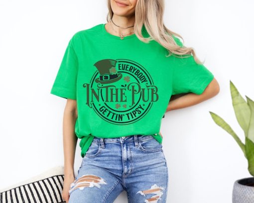 Everybody in The Pub Gettin' Tipsy Trendy Unisex Softstyle T-Shirt