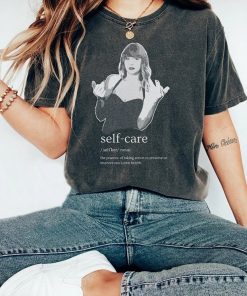 Taylor Middle Finger Shirt, Trendy Aesthetic Comfort Colors Tee